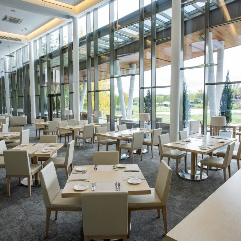 Betriebsrestaurant und Kantine Heller Speisesaal eines Betriebsrestaurants mit eingedeckten Tischen und Fensterfront