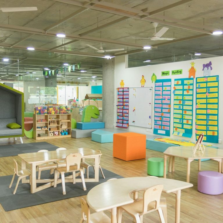 Kita und Schulverpflegung Speiseraum eines Kindergartens mit kindgerechten Tischen und Stühlen