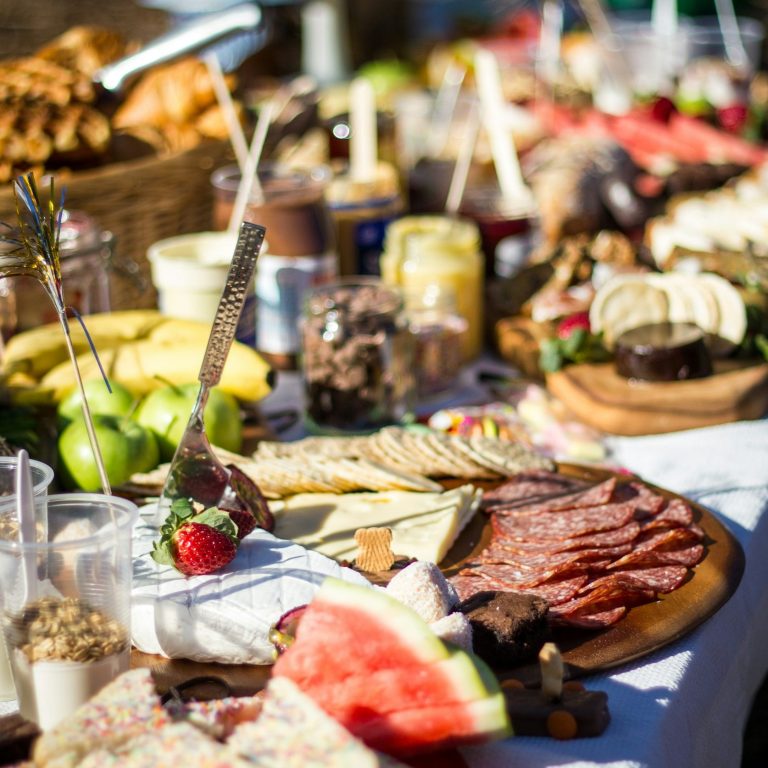 Veranstaltungen und Tagungen Buffet mit Fingerfood, Obst und Käse auf einem Veranstaltungstisch