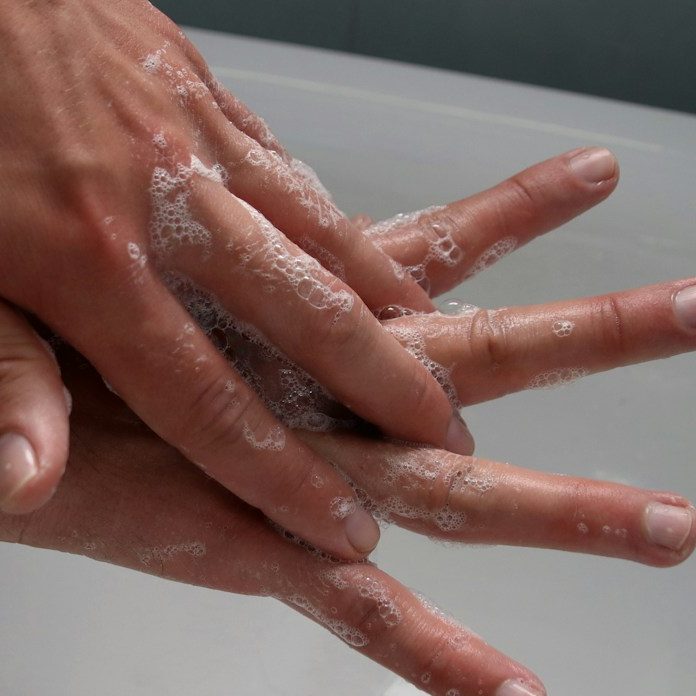 Hygiene Händewaschen mit Seife als Teil der Küchenhygiene